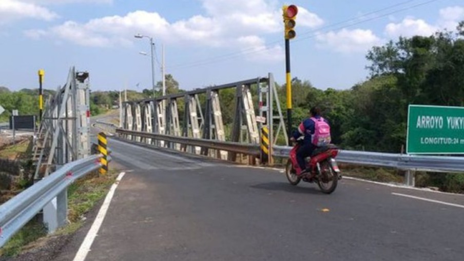 Paraguai: ponte com uma via e semáforo vira meme depois de inauguração com presença do presidente