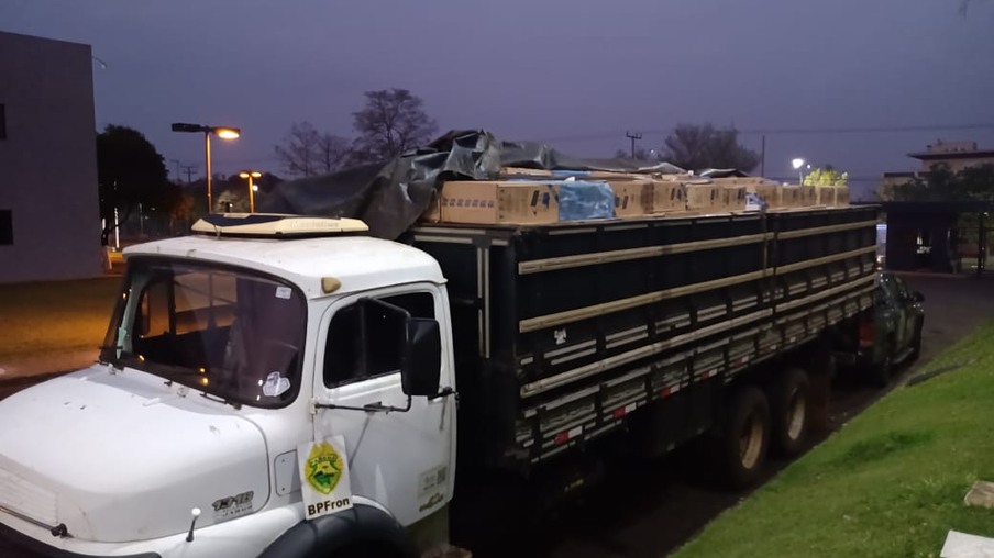 BPFron apreende caminhão com 430 caixas de cigarros contrabandeados no oeste