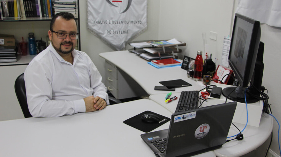 Professor Fernando Botelho, coordenador do curso de Análise e Desenvolvimento de Sistemas da Unipar