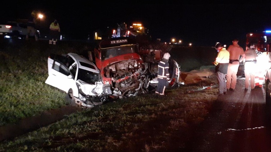 Caminhão arrasta veículos e deixa dois mortos em acidente na BR-277 em Cascavel