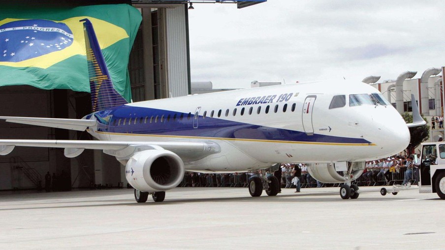 Embraer anuncia demissão de 900 empregados no Brasil