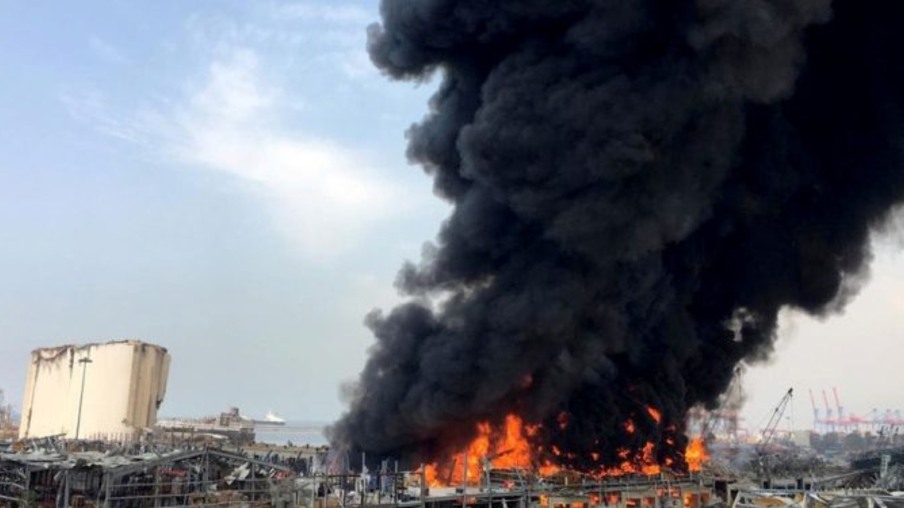 Incêndio atinge Porto de Beirute, onde há um mês houve megaexplosão