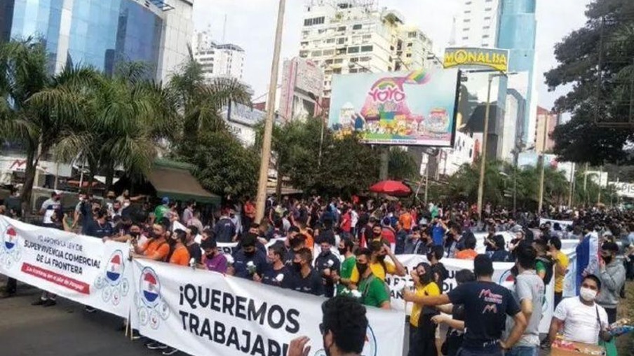 Trabalhadores e comerciantes de Cidade do Leste fazem manifestação pela abertura da fronteira