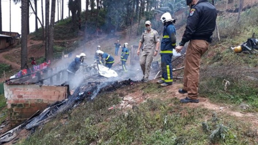 Marido coloca fogo em casa com mulher e duas filhas no Paraná; bebê e menina de 2 anos morreram