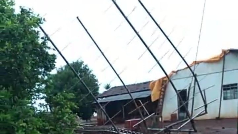 Ventos derrubam torre em distrito de Mercedes