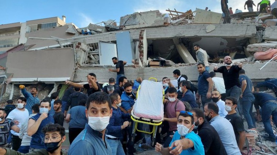 Moradores e oficiais procuram sobreviventes em um prédio desabado em Izmir, na Turquia  (REUTERS/Tuncay Dersinlioglu/direitos reservados)
