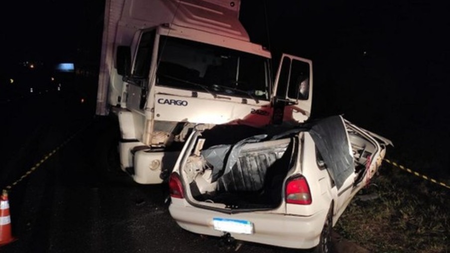 Acidente entre carro e caminhão deixa três mortos e um ferido grave na BR-277