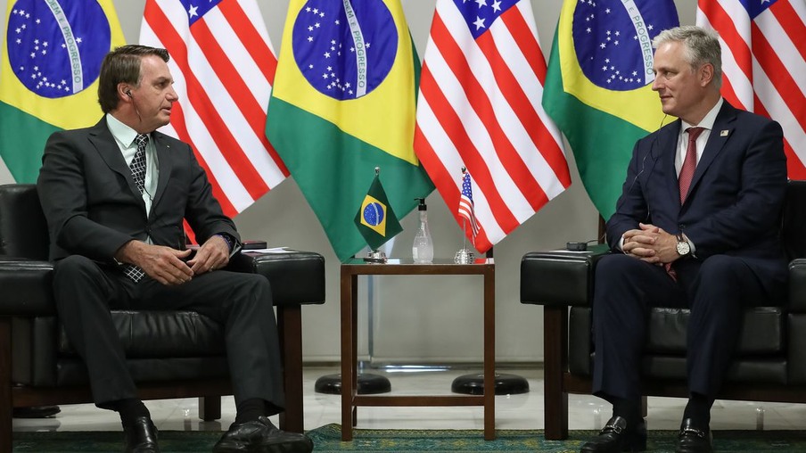 Presidente da República, Jair Bolsonaro cumprimenta o Conselheiro de Segurança Nacional dos EUA, Robert O’Brien.