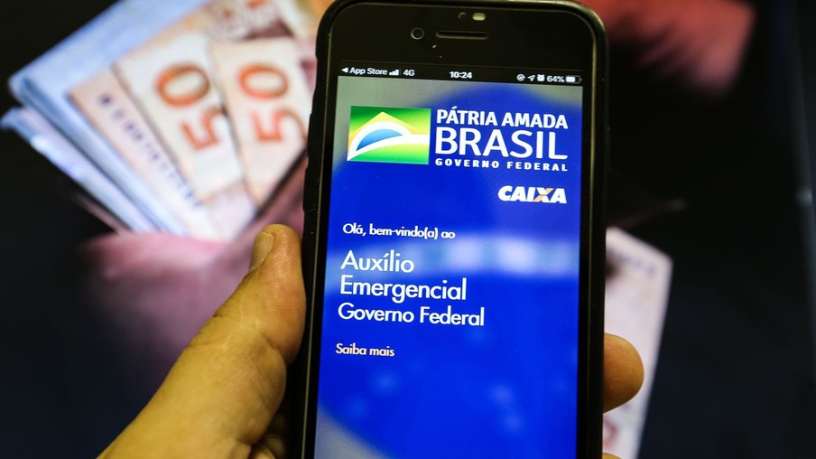 Auxílio emergencial pode ser renovado se pandemia continuar, afirma Guedes