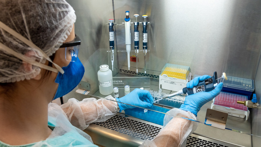 Laboratório consegue entregar resultados para casos urgentes em até três horas - Foto: Assessoria