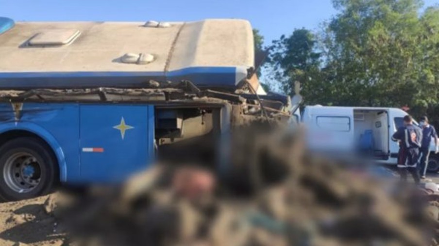 Acidente entre ônibus e caminhão deixa 22 mortos e 15 feridos graves em SP
