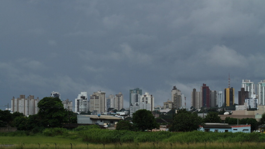 A Defesa Civil emitiu um alerta na tarde desta sexta-feira(27) para a possibilidade de tempestade no Paraná.