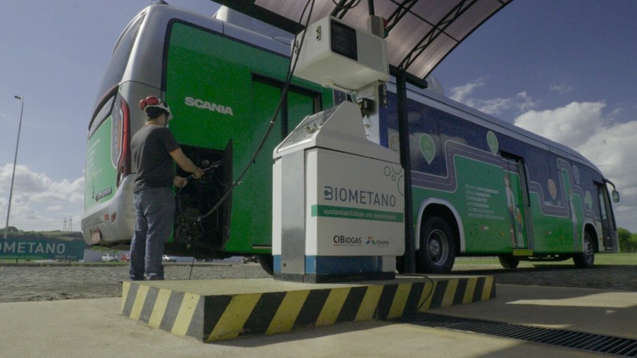 Ônibus sustentável é apresentado a passageiros de Foz do Iguaçu