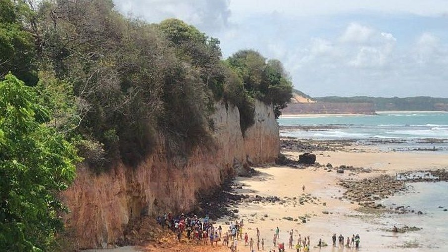 Parte de falésia desaba na praia de Pipa, no RN, e três pessoas morrem