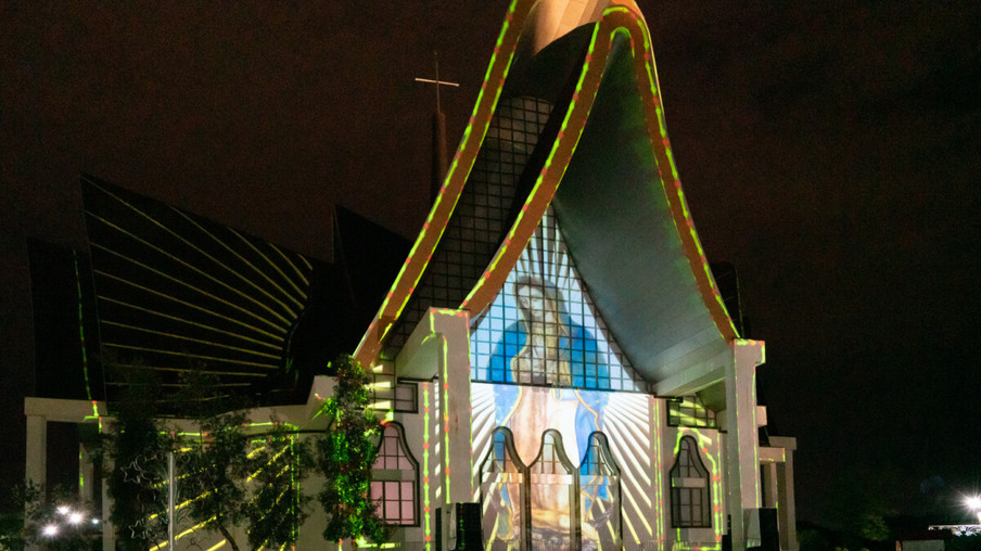Aproveite o último fim de semana da projeção mapeada do Natal de Luzes da Itaipu