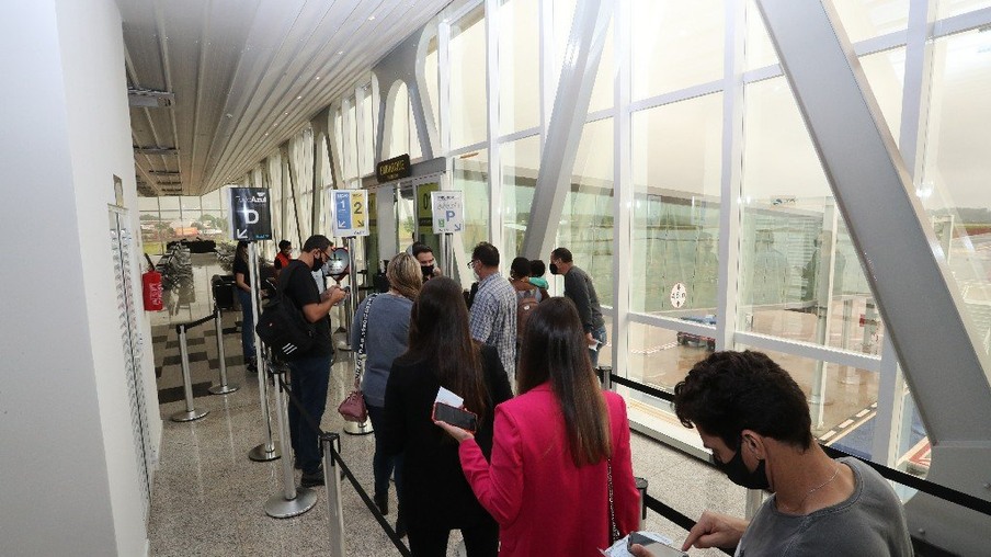 Voluntários participam de voo ‘fake’ no novo terminal de passageiros de Cascavel