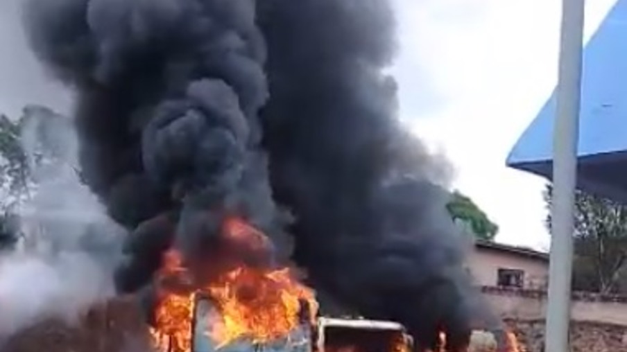 Incêndio atinge ônibus escolares em Campo Bonito