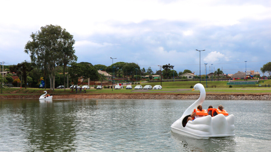 Pedalinhos são a nova atração do lago municipal de Maripá