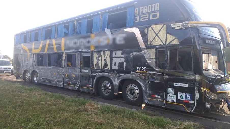 Ônibus tomba e deixa 11 feridos na PR-151, em Ponta Grossa