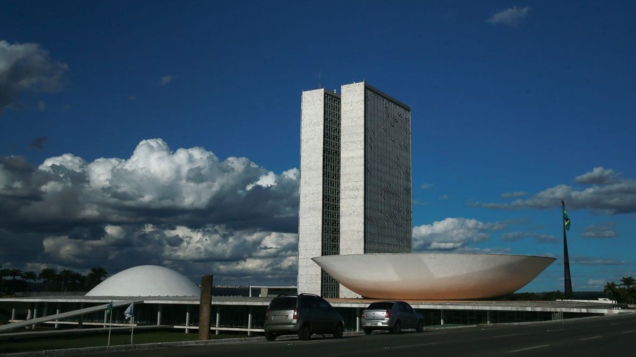 A cúpula menor, voltada para baixo, abriga o Plenário do Senado Federal. A cúpula maior, voltada para cima, abriga o Plenário da Câmara dos Deputados.