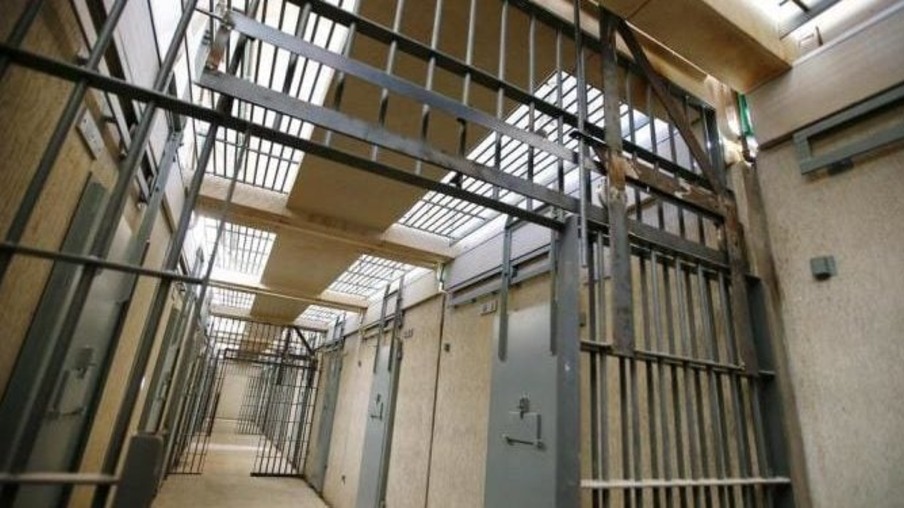 Governo retira 9,3 mil presos de delegacias