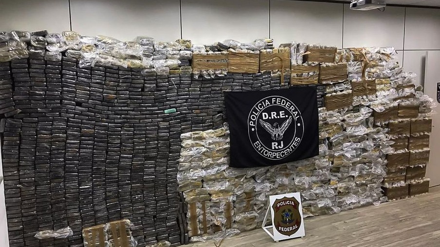 Polícia Federal apreende cerca de 2,5 toneladas de cocaína no Rio