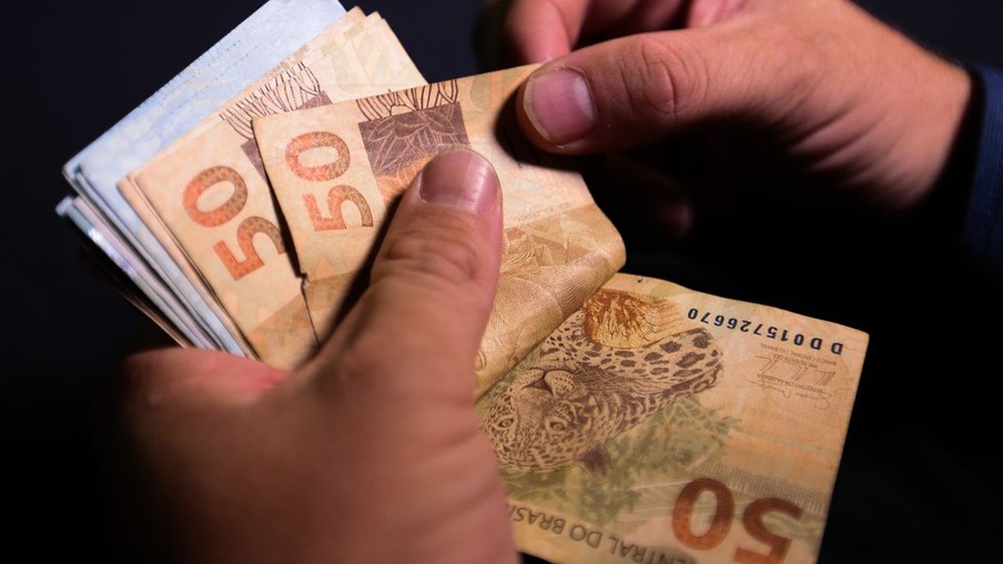 Já está em vigor novo salário mínimo de R$ 1.100