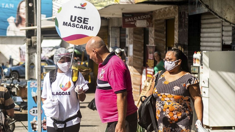 Moradores de Maceió são orientados sobre o uso de máscaras durante a pandemia do novo coronavírus.