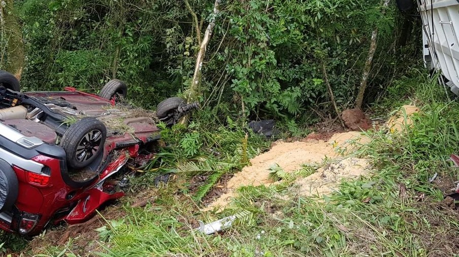 Batida entre carro e caminhão deixa um morto e dois feridos em Araucária