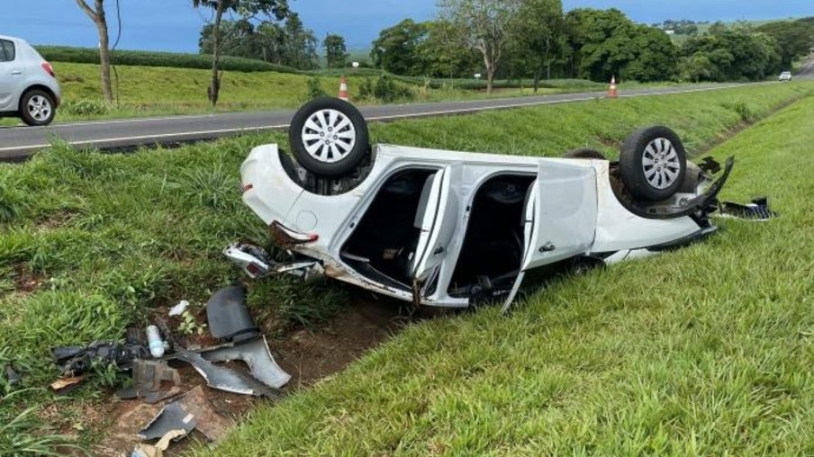 Veículo capota após tentativa de assalto na BR 277 entre São Miguel do Iguaçu e Medianeira