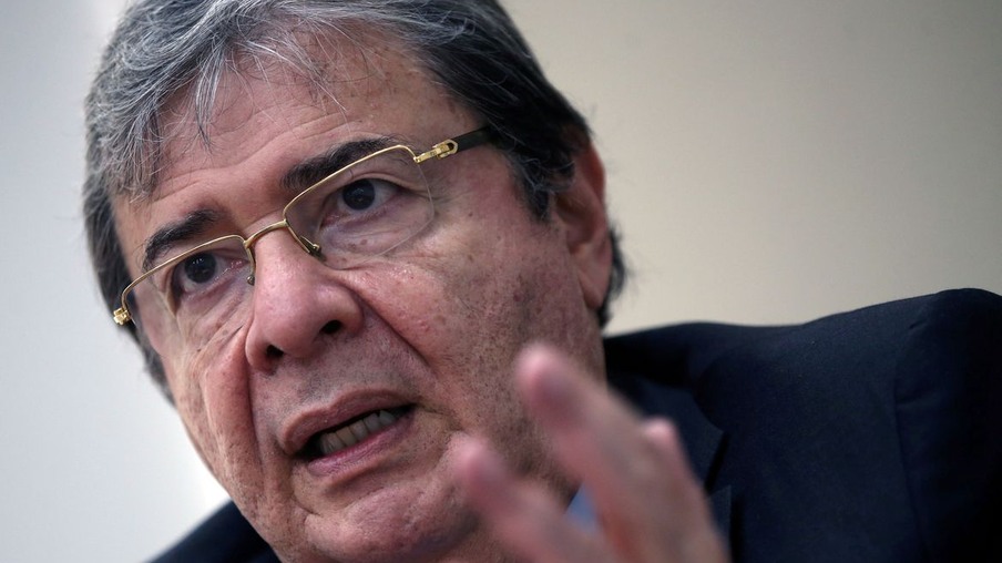 Ministro da Defesa da Colômbia morre de pneumonia viral ligada à covid-19