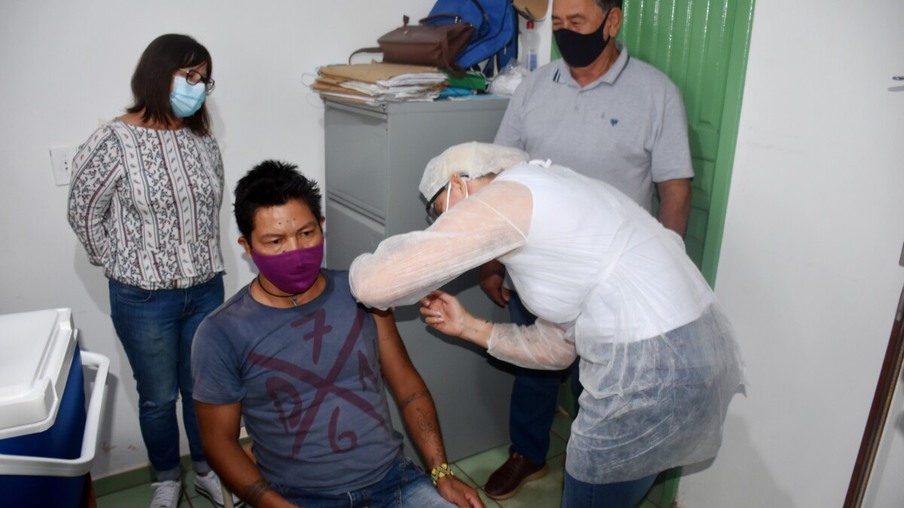 Cacique é a segunda pessoa imunizada contra covid-19 em São Miguel do Iguaçu