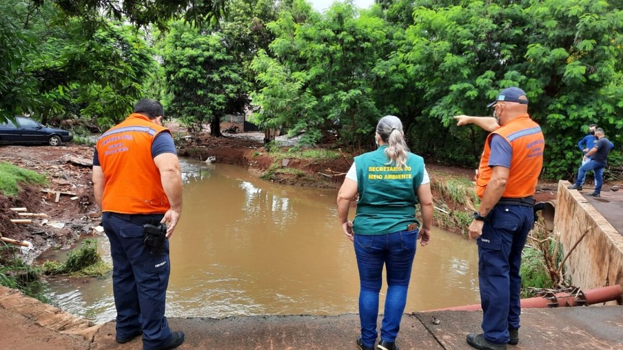 Mutirão da Prefeitura reforça limpeza de galerias pluviais em Foz do Iguaçu
