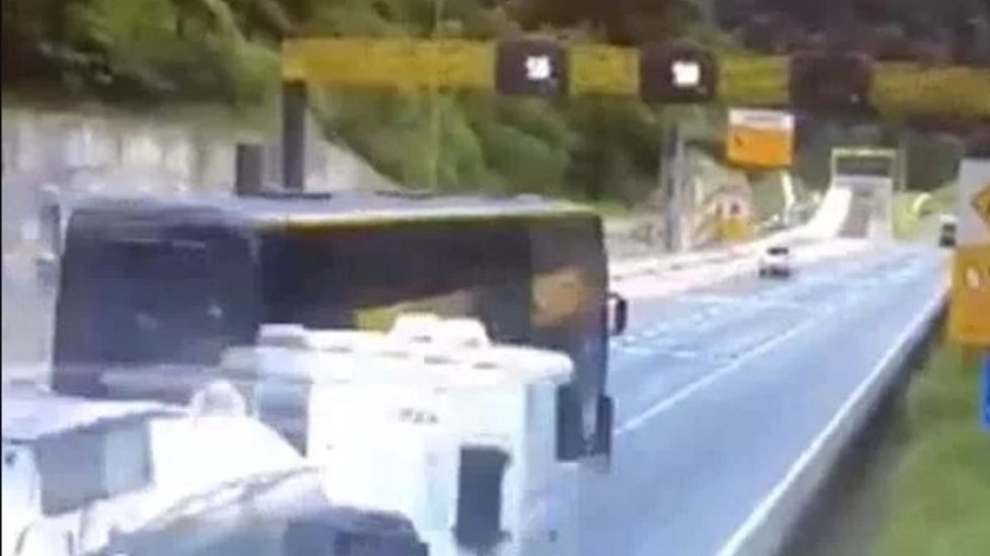 Vídeo mostra momentos antes de ônibus tombar na BR-376 em acidente com 19 mortes