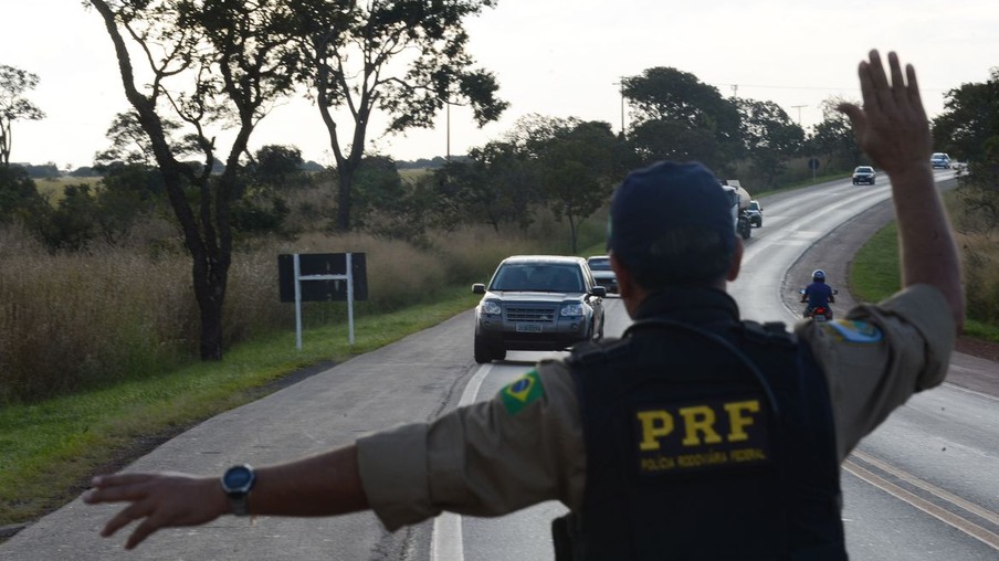 PRF intensifica fiscalização de condutas imprudentes no quilometro trinta e cinco da BR-040 (Marcello Casal Jr/Agência Brasil)