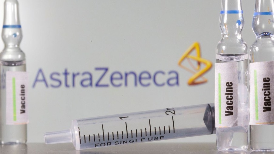 um tubo de ensaio etiquetado com a vacina é visto na frente do logotipo da AstraZeneca. REUTERS/Dado Ruvic/Illustration/File Photo