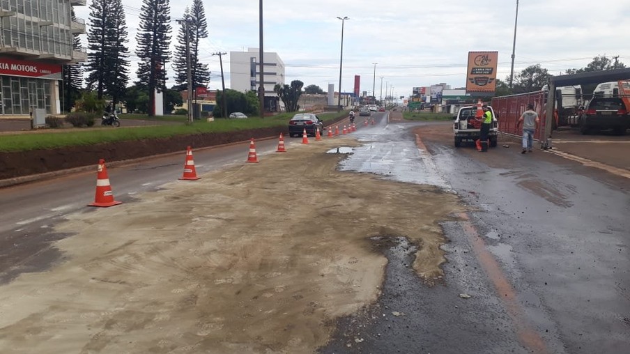 Cascavel: Agentes de trânsito trabalham na limpeza de óleo na avenida Carlos Gomes