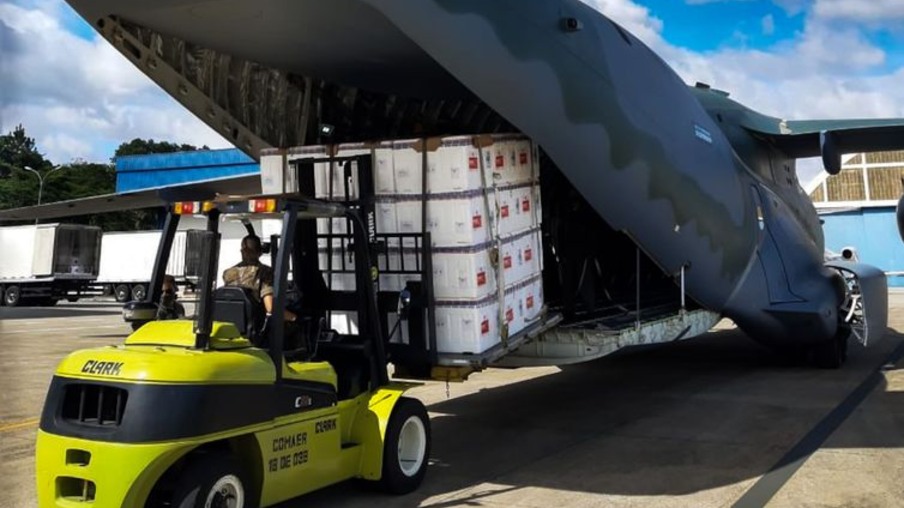 Hoje (18/01), um KC-390 Millennium da #FAB decolou às 10h08 de Guarulhos/SP com destino a Goiânia/GO transportando carga das vacinas para combate à COVID-19.