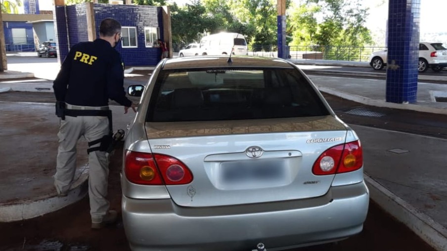 Veículo roubado é recuperado na fronteira com o Paraguai; motorista fugiu