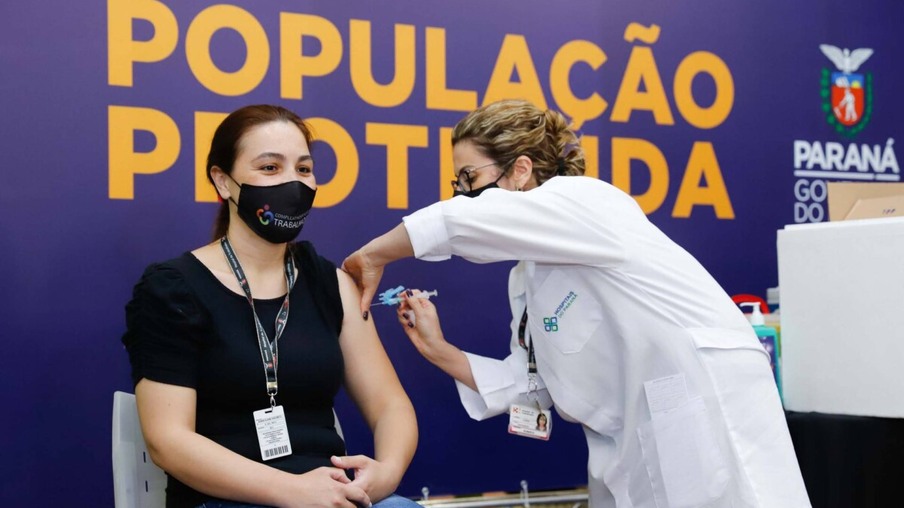 Vacinação já começou nos 399 municípios do Paraná
