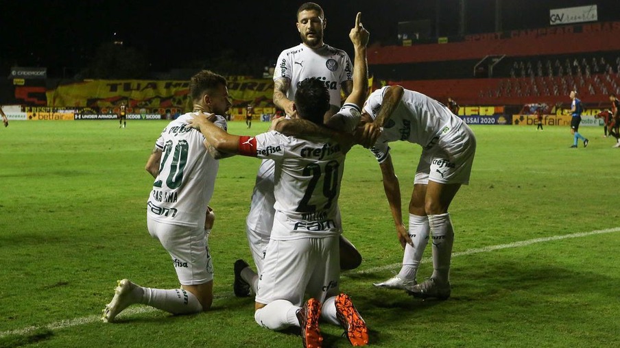 Com polêmica no final, Palmeiras bate o Sport na Ilha do Retiro