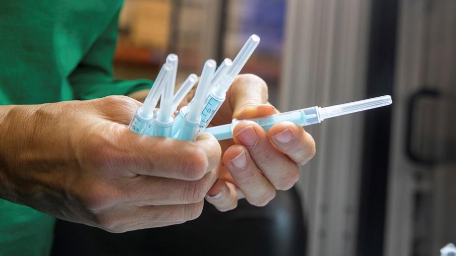 Governo zera imposto de importação de agulha e seringa para vacinação contra a covid-19