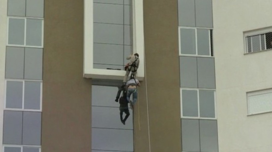 Trabalhador é resgatado de prédio após ficar pendurado no 8º andar em Cascavel