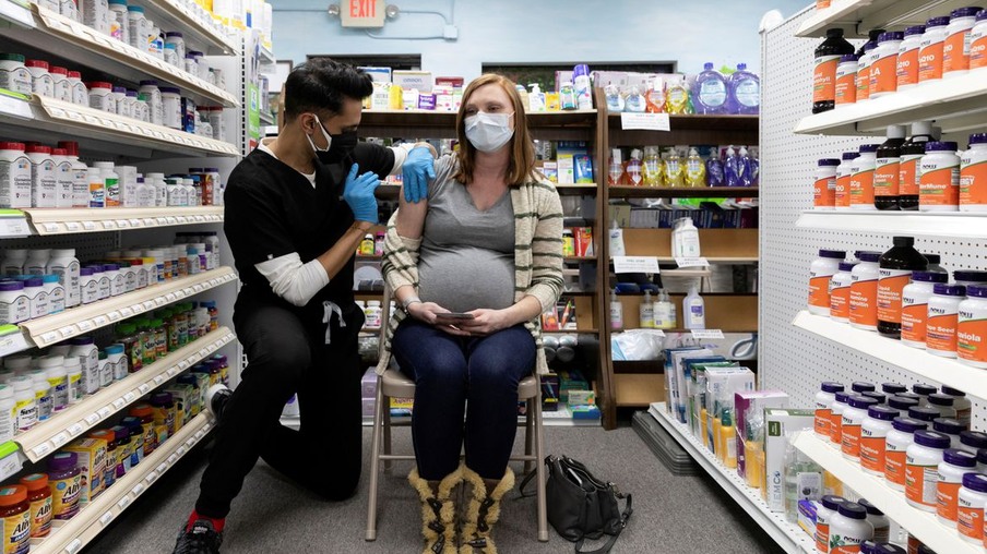 Michelle Melton, who is 35 weeks pregnant, receives the Pfizer-BioNTech vaccine against the coronavirus disease (COVID-19) at Skippack Pharmacy in Schwenksville, Pennsylvania, U.S., February 11, 2021.  REUTERS/Hannah Beier     TPX IMAGES OF THE DAY