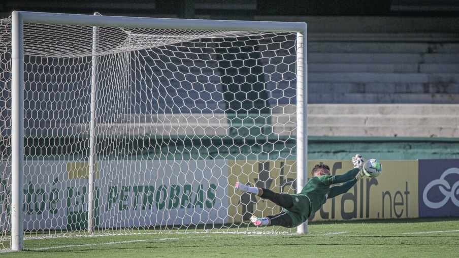 Com mudanças, Coritiba enfrenta o Palmeiras em rodada atrasada do Brasileirão