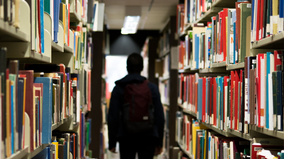 Para acabar com a exaustão do ensino remoto, livros podem ser alternativas de estudo para 2021