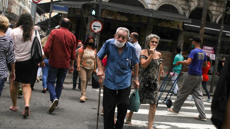 People walk around the Saara street market, amid the outbreak of the coronavirus disease (COVID-19), in Rio de Janeiro, Brazil November 19, 2020. Picture taken November 19, 2020.   REUTERS/Pilar Olivares