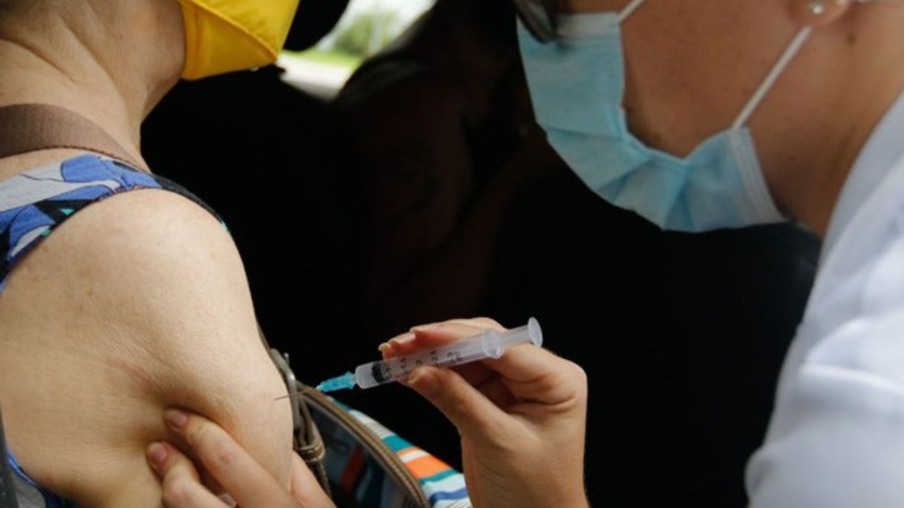 TCE notifica prefeituras sobre vacinação indevida em prefeitos, vices e vereadores