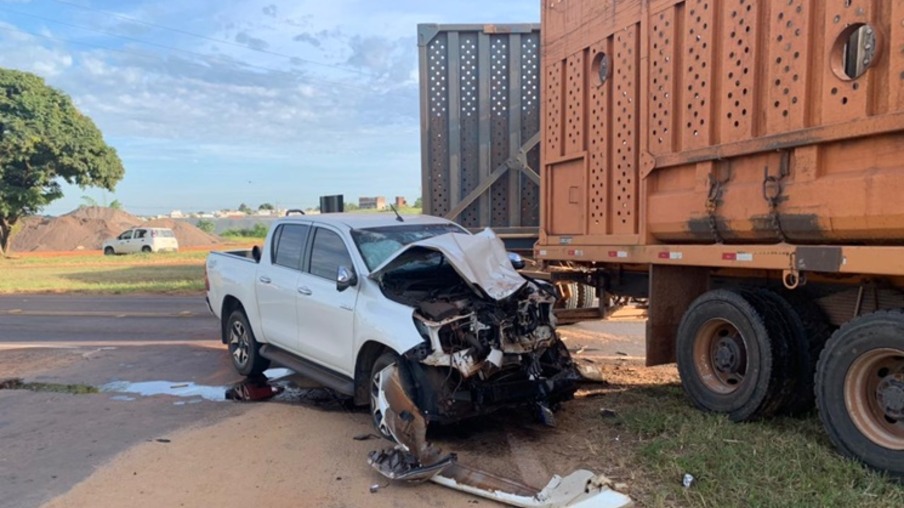 Acidente entre caminhão canavieiro e caminhonete deixa um ferido na PR-323
