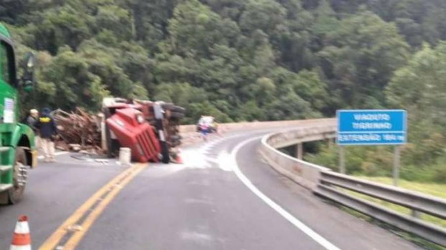 Caminhão de sucata tomba e deixa duas pessoas feridas na BR-277 em Guarapuava